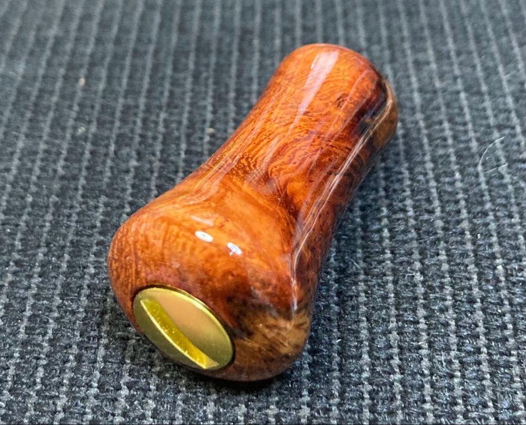 わたらせ樹脂工房製花梨瘤紅白スポルテッド丸型　シマノ用