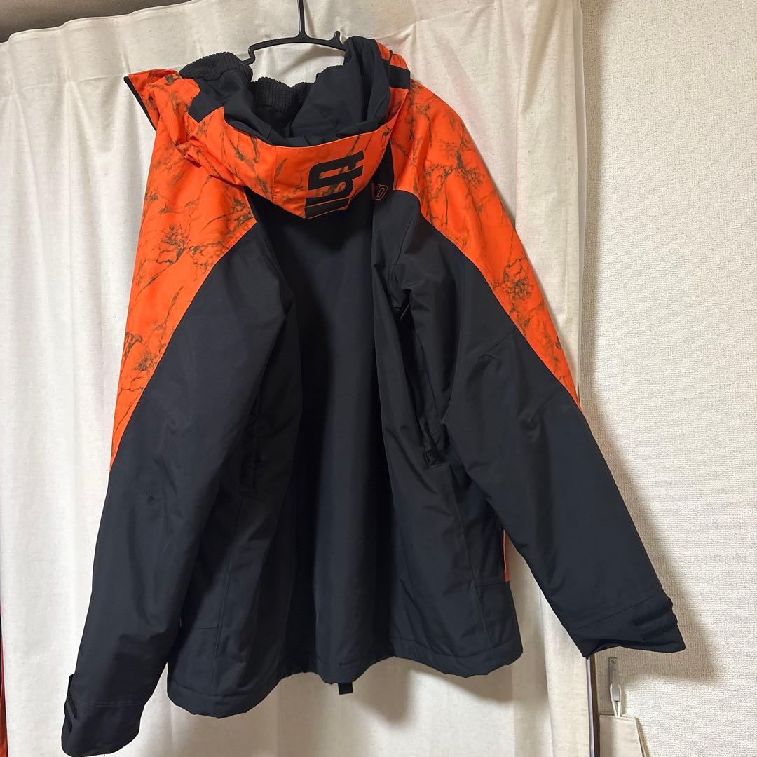 オレンジと黒のサロペットウェア