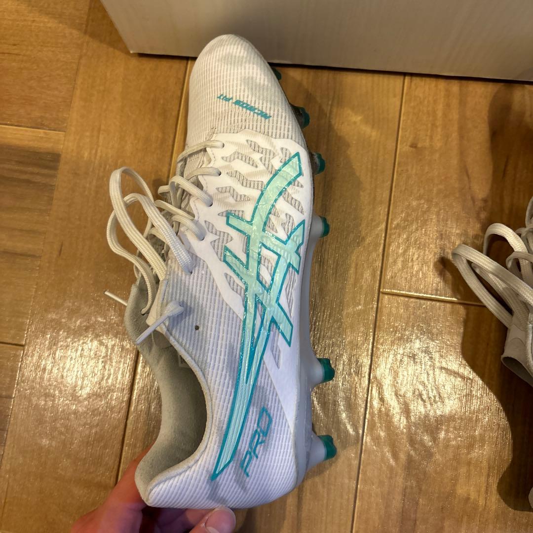 asics サッカーシューズ ホワイト/ターコイズ acros