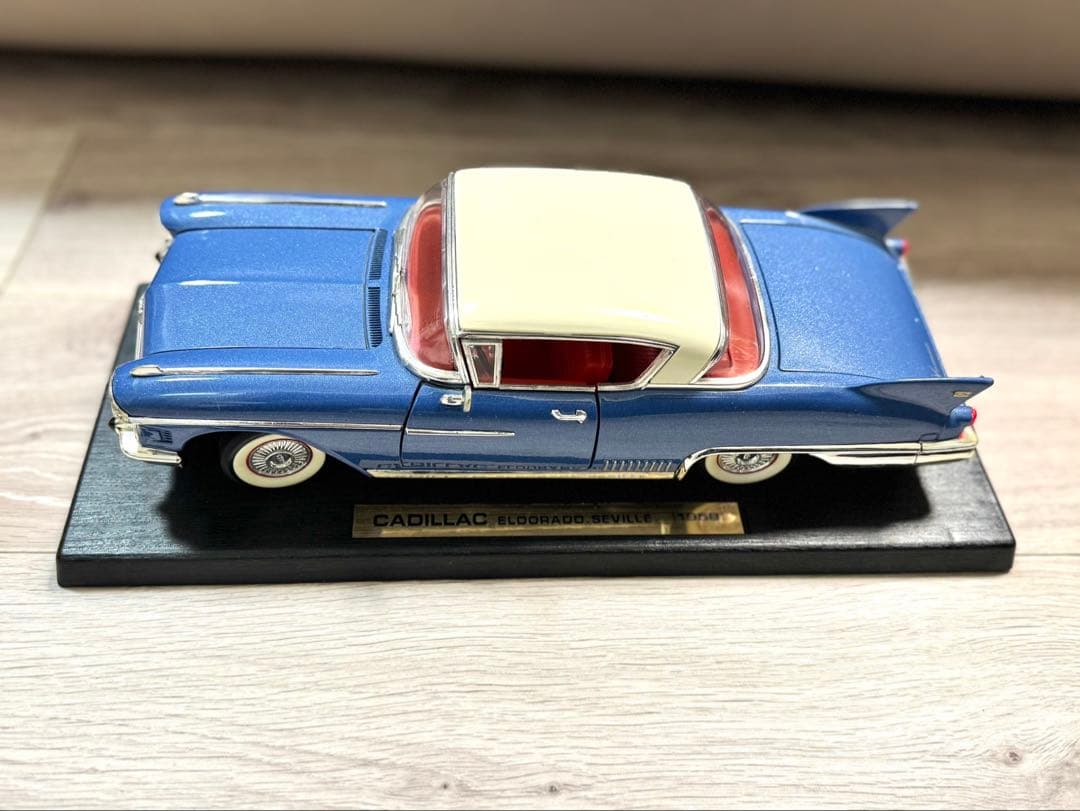 ダイキャストミニカー　1/18 キャデラック　ブルー