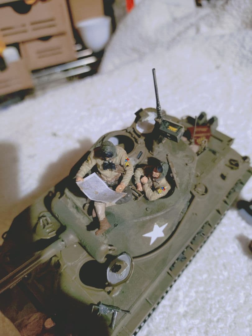 厳寒特価セール！完成品シャーマンM4イージー8 1/35スケールフィギュア