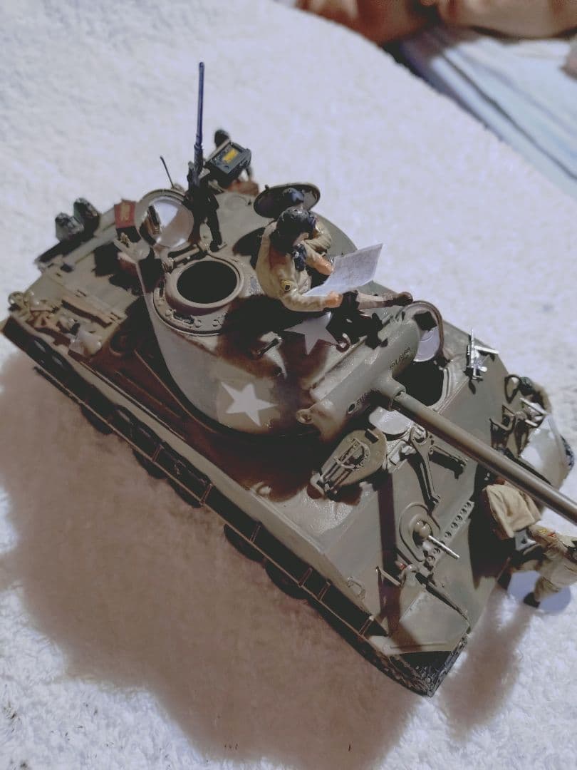 厳寒特価セール！完成品シャーマンM4イージー8 1/35スケールフィギュア