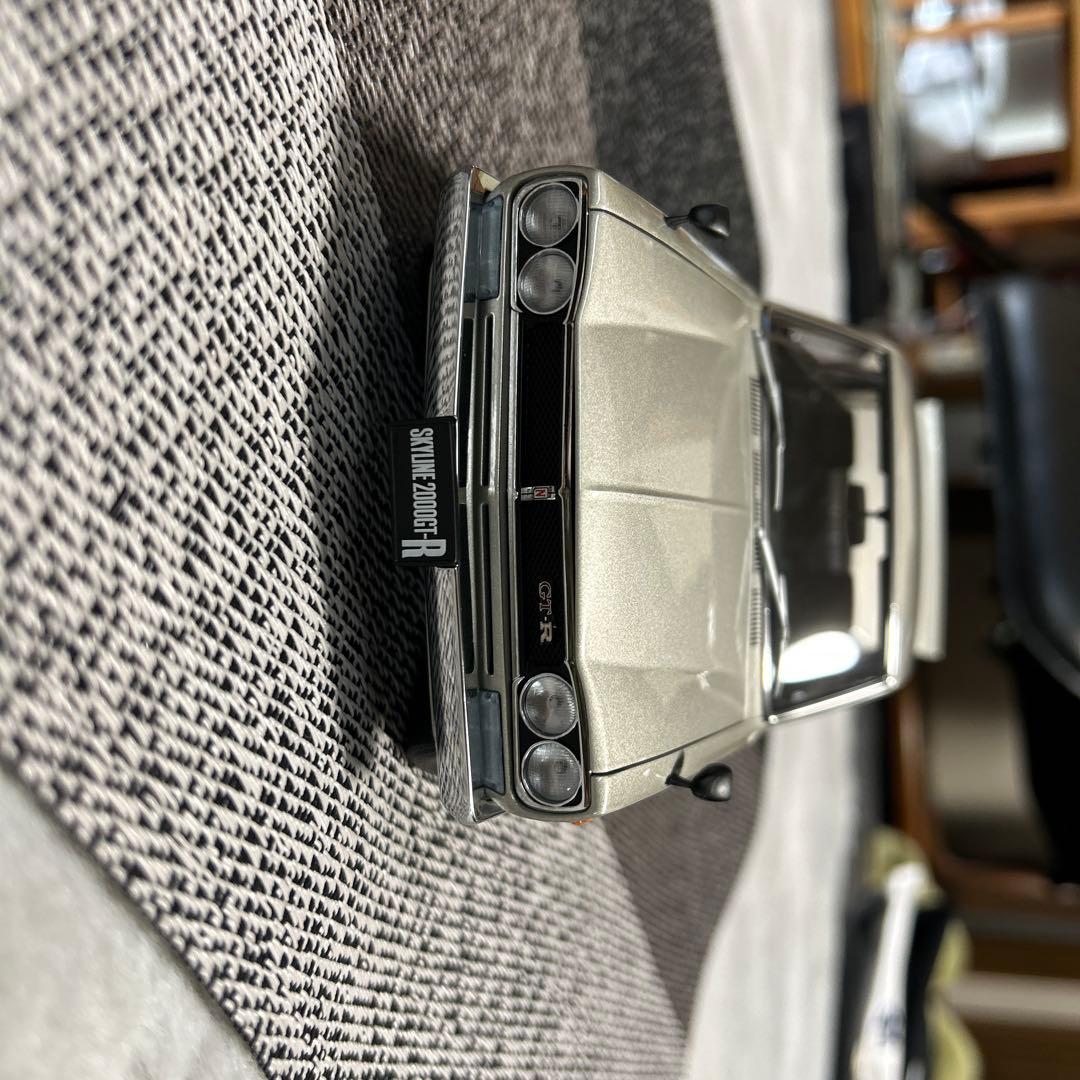 シルバー 1/18スケール ミニカー 4ドア