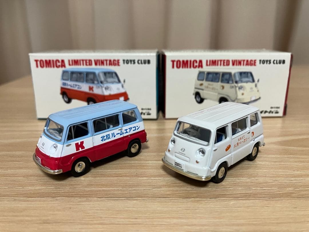 トミカリミテッドヴィンテージ　TOYS CLUB　スバル　サンバーライトバン2台