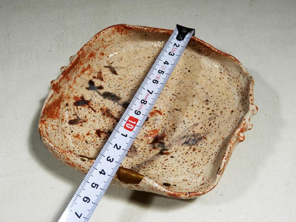 ●古志野 志野焼 美濃焼 角皿 四方皿 金継ぎの景色 黄布 合箱 14㎝程度角