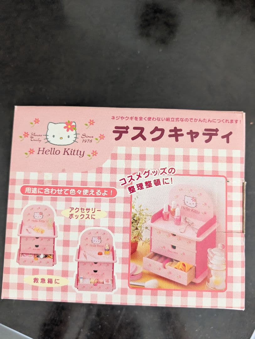 ハローキティ　新品未使用卓上木製引き出し小物入れ（組み立て式）ピンク