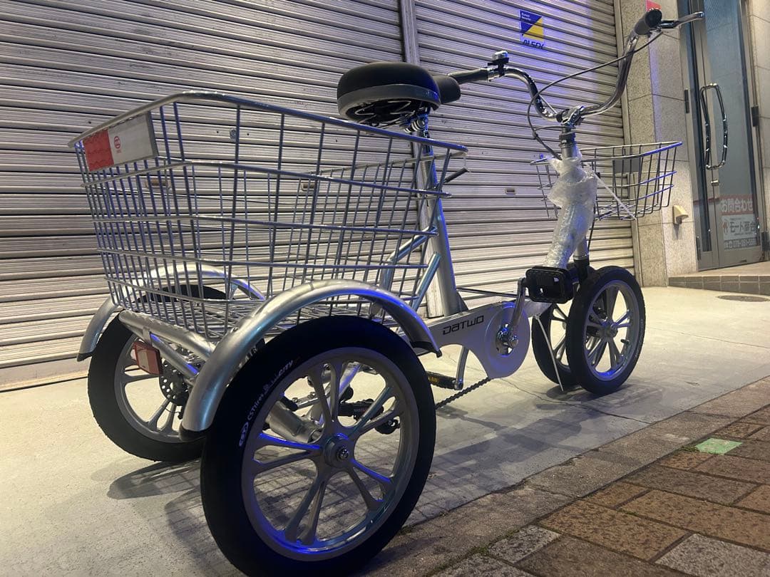 未使用DATWO 三輪自転車 14インチ 大人用三輪車 高齢者 前後カゴ付です。