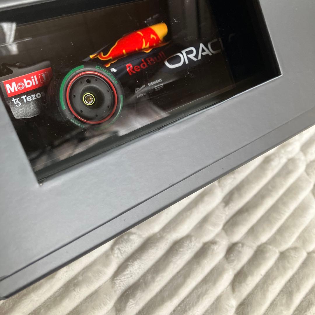 J*Y様 Oracle Red Bull Racing RB18 ミニカー 1/