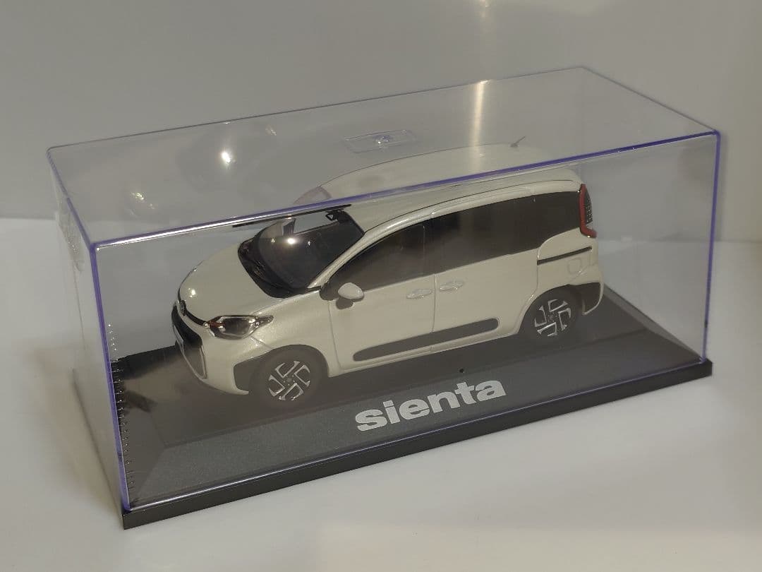 トヨタ 新型シエンタ ホワイト カラーサンプル ミニカー 1/30 非売品