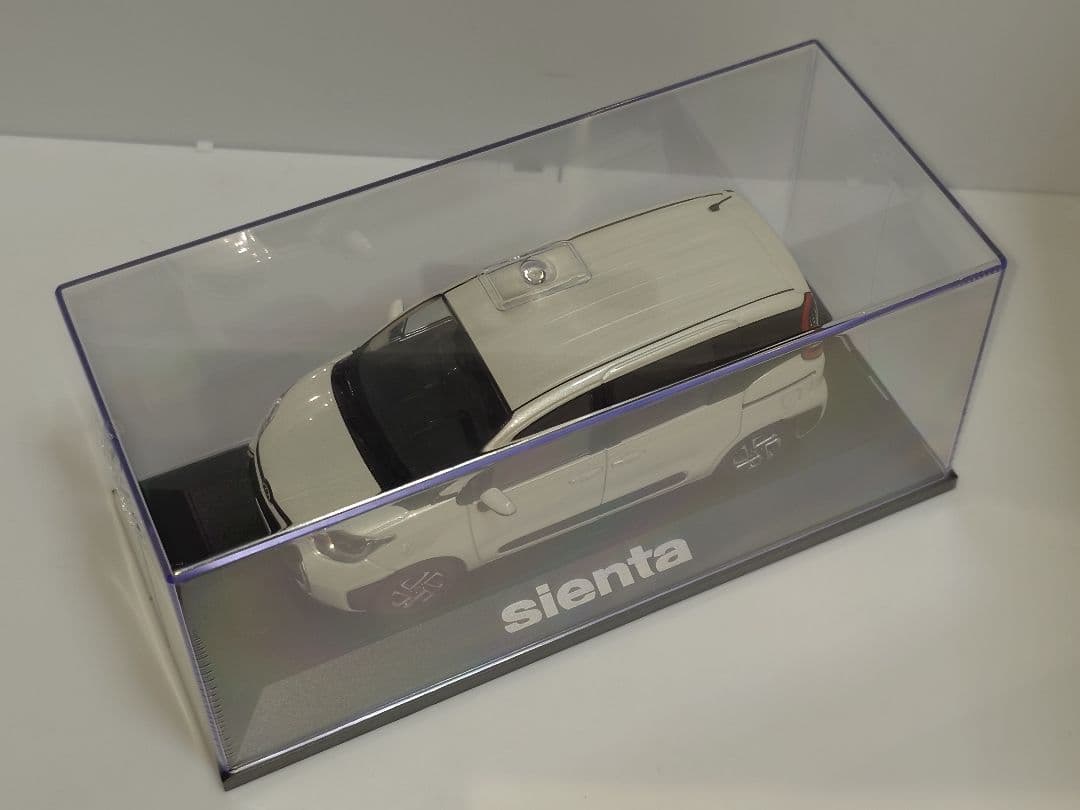 トヨタ 新型シエンタ ホワイト カラーサンプル ミニカー 1/30 非売品