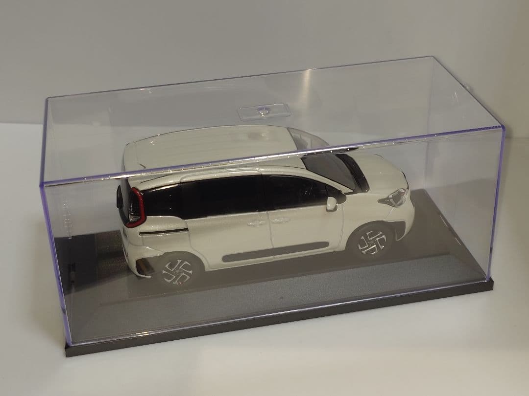 トヨタ 新型シエンタ ホワイト カラーサンプル ミニカー 1/30 非売品