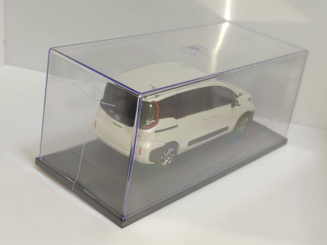 トヨタ 新型シエンタ ホワイト カラーサンプル ミニカー 1/30 非売品