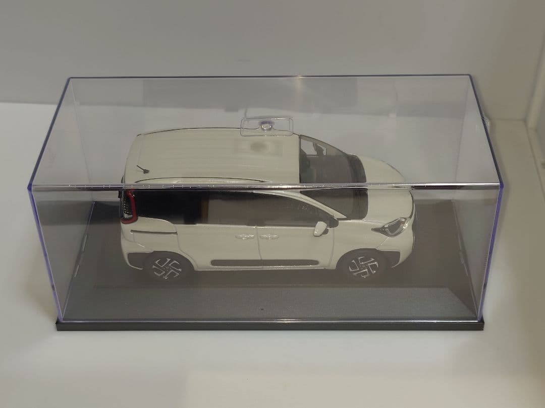 トヨタ 新型シエンタ ホワイト カラーサンプル ミニカー 1/30 非売品