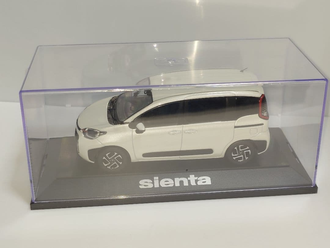 トヨタ 新型シエンタ ホワイト カラーサンプル ミニカー 1/30 非売品