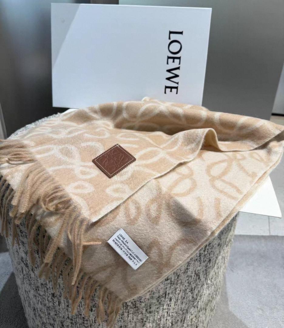 【未使用です】loeweベージュ フリンジマフラー
