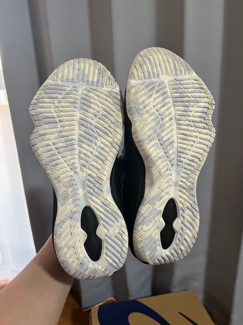アシックス　NOVA SURGE LOW