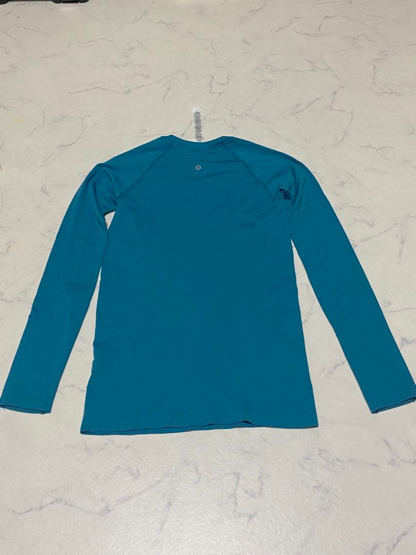 お値下げ　新品　ウィメンズ　ルルレモン　ヨガ　ランニング　長袖Tシャツ　腰丈