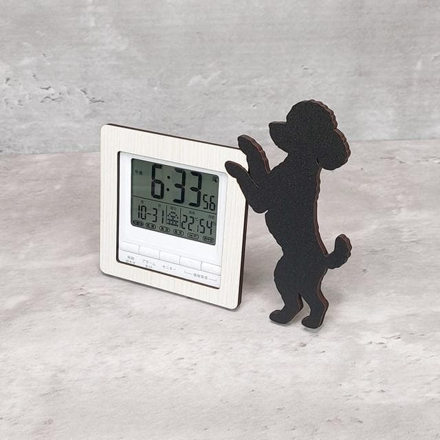 【電波時計】ワンちゃんが寄り添う電波デジタル時計 ― トイプードル　黒