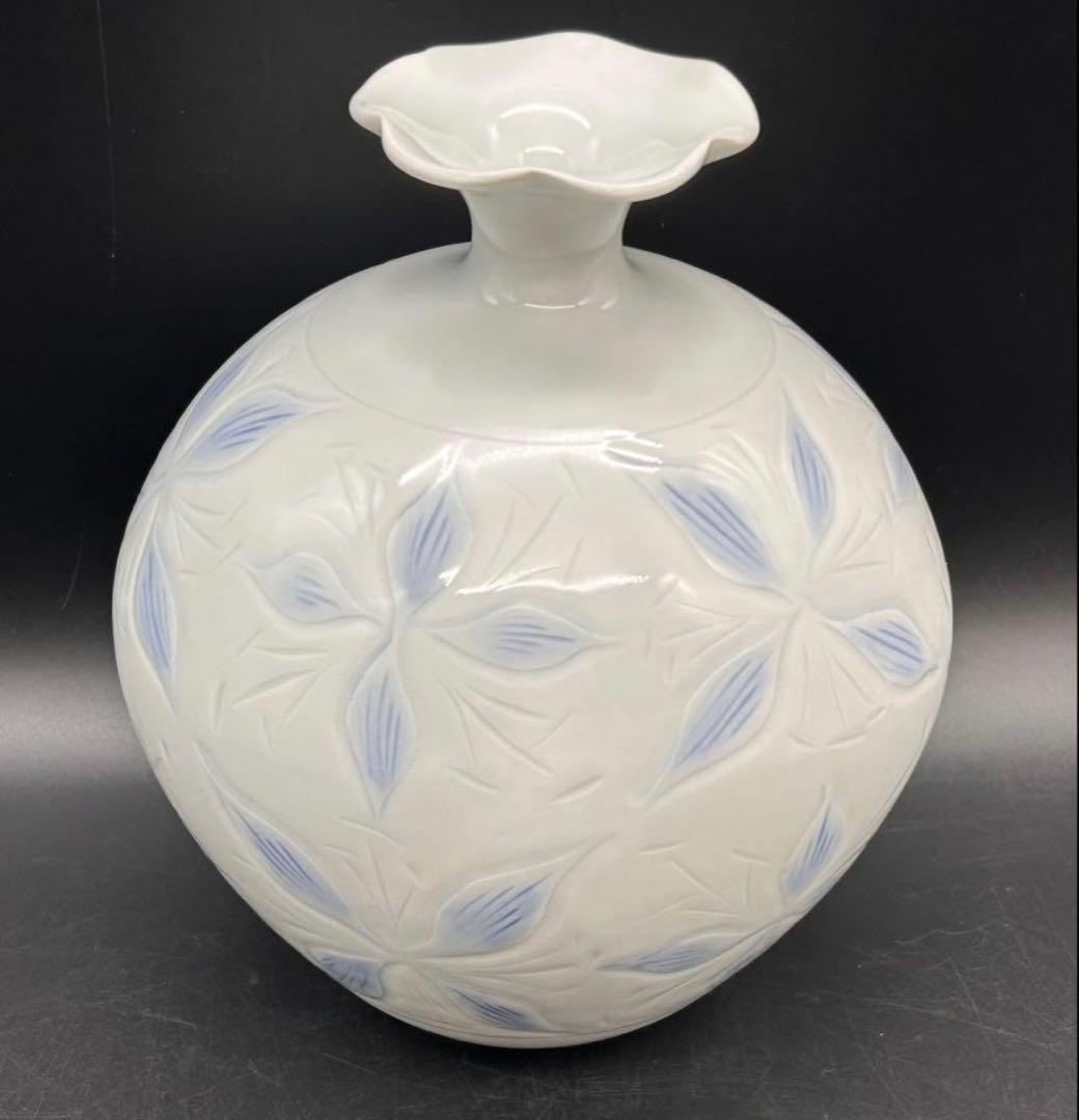 【希少】有田焼　藤井朱明 白磁 花瓶 陶芸日展作家　白磁彫花紋壷　レア