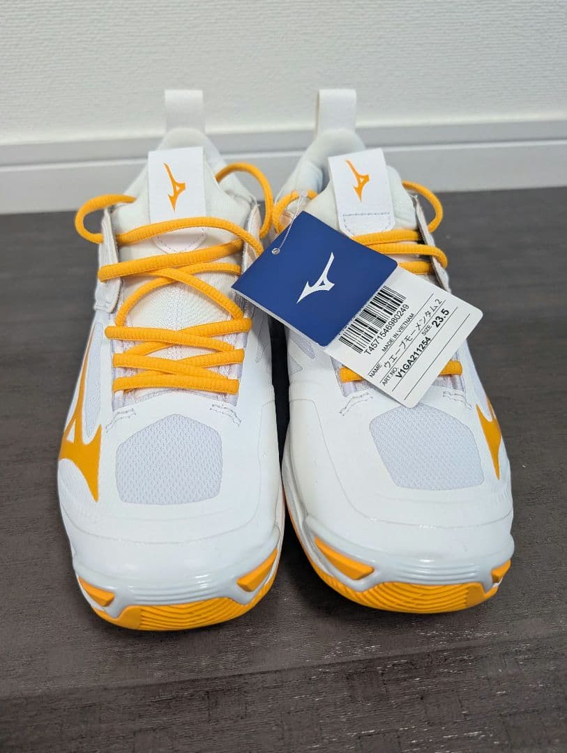 【未使用級】✨23.5cm MIZUNOウェーブモーメンタム2 定価１０９８０円
