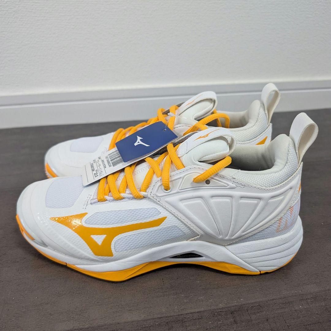 【未使用級】✨23.5cm MIZUNOウェーブモーメンタム2 定価１０９８０円