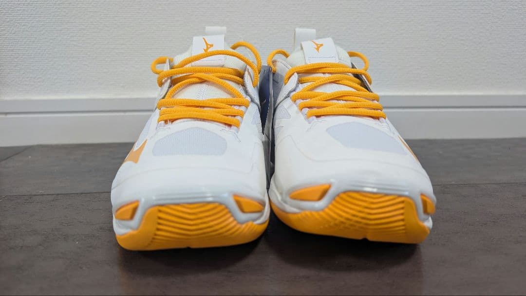 【未使用級】✨23.5cm MIZUNOウェーブモーメンタム2 定価１０９８０円