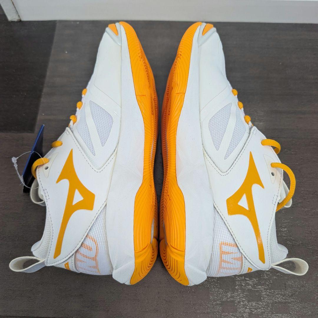 【未使用級】✨23.5cm MIZUNOウェーブモーメンタム2 定価１０９８０円