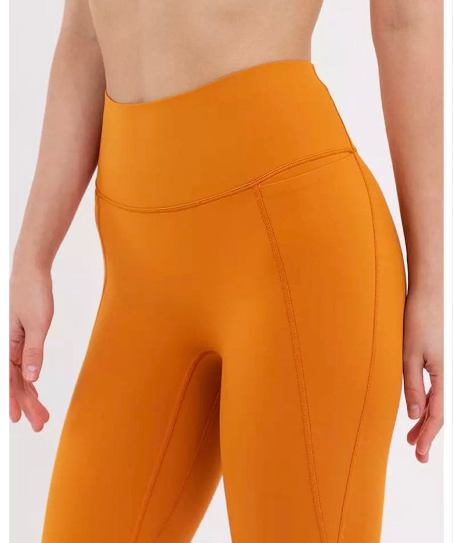Nike Universal High-Waisted レギンス　だいだい色
