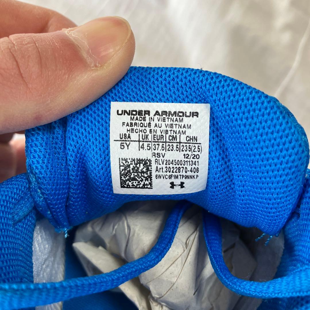 ランニングシューズ　新品　UNDER ARMOUR 23.5cm