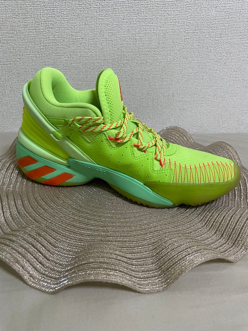 adidasバスケットボールシューズ