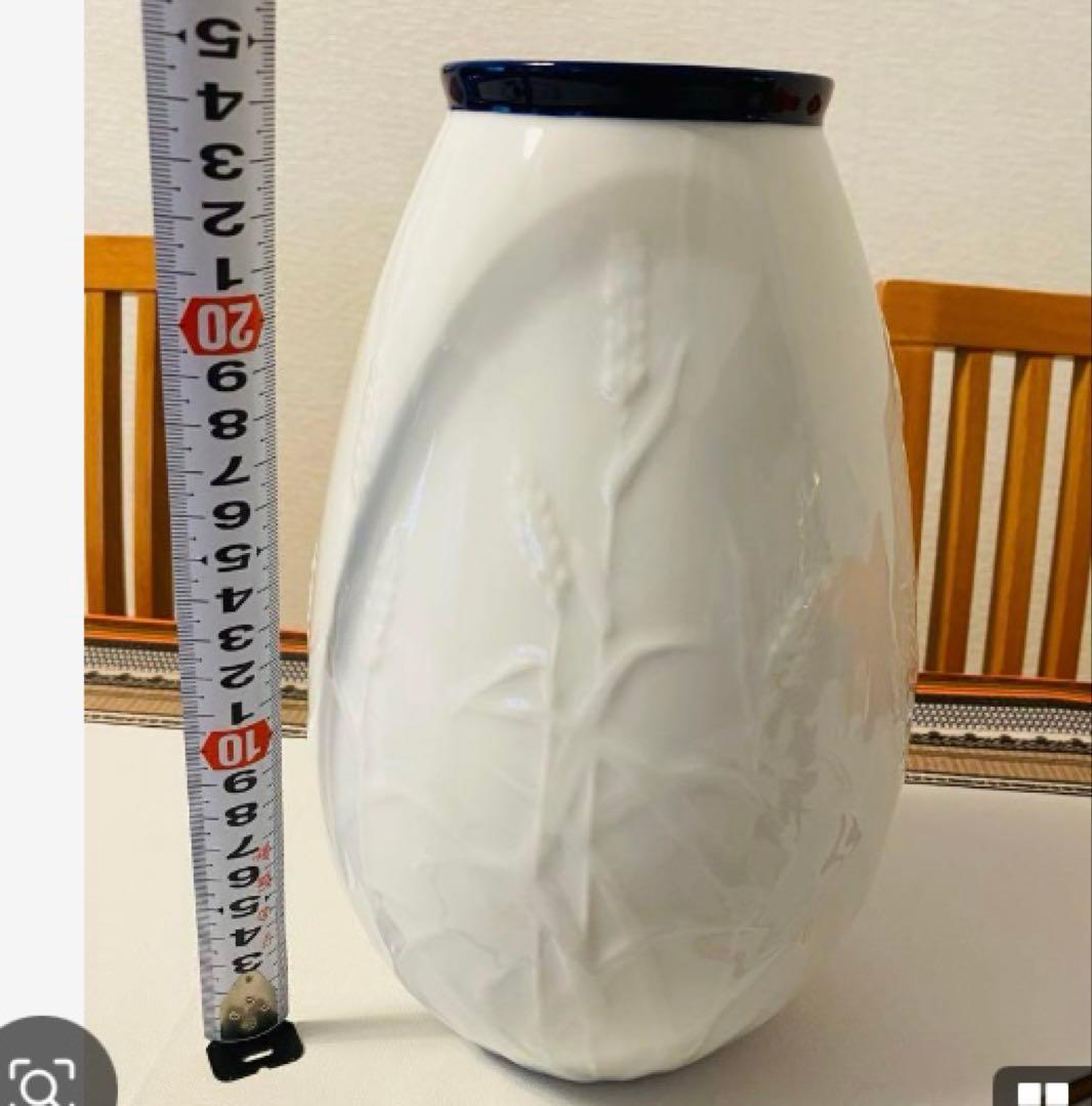 未使用　深川　ホワイト 陶器製花瓶 浮彫り植物模様