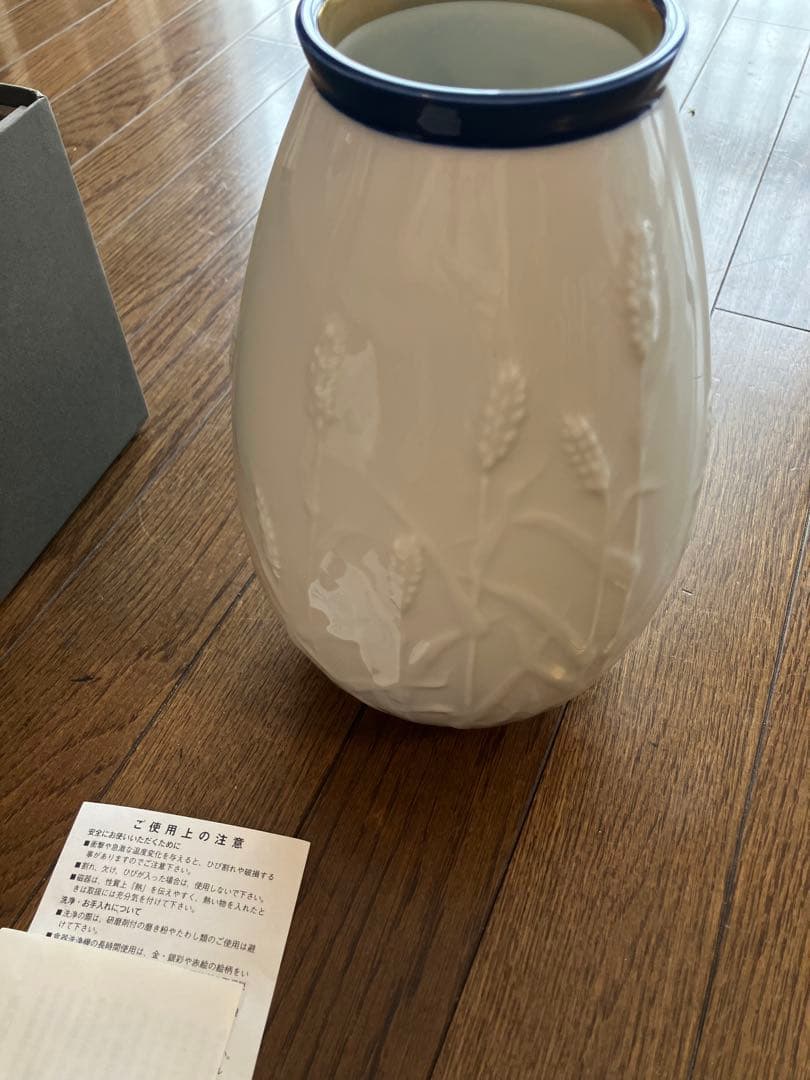 未使用　深川　ホワイト 陶器製花瓶 浮彫り植物模様