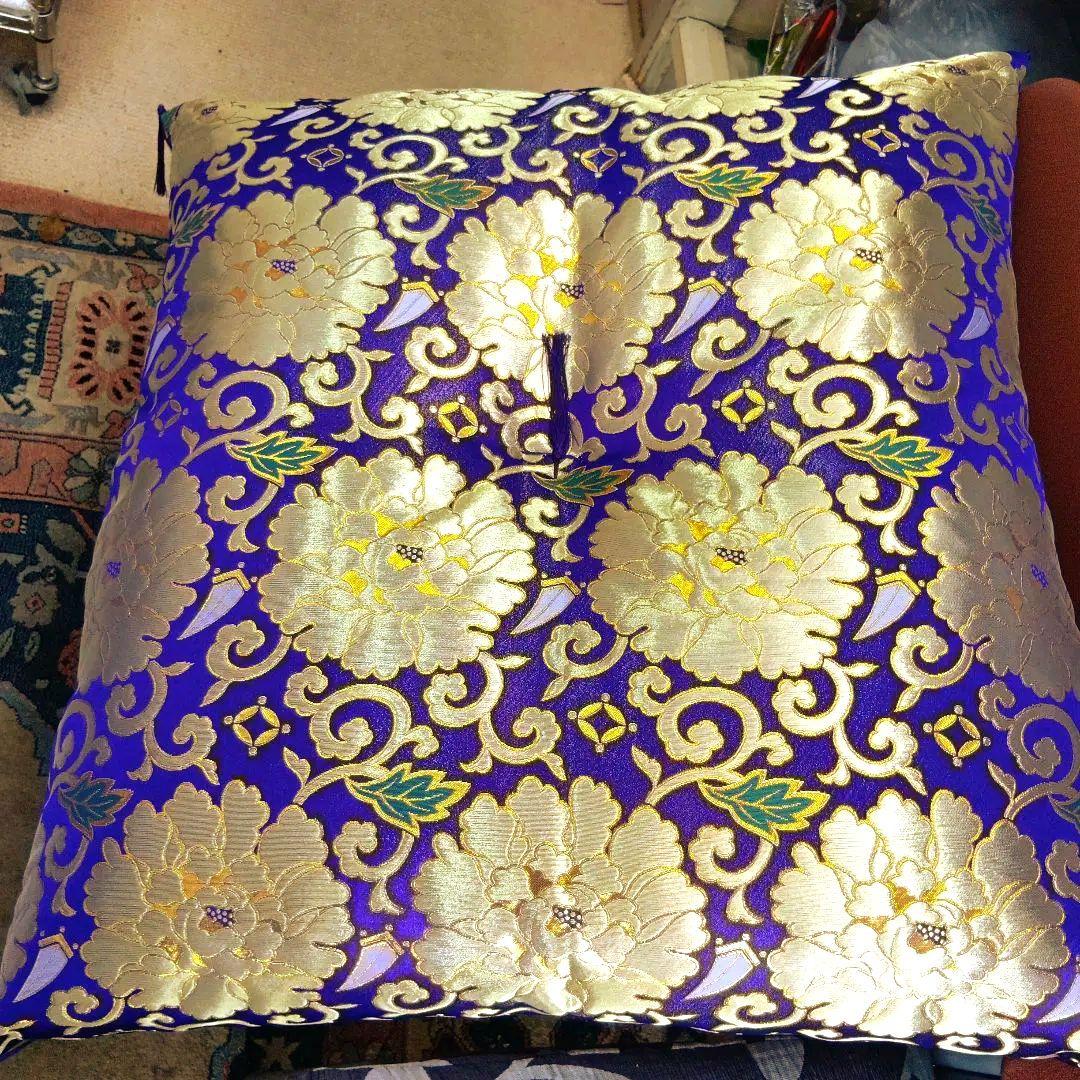 紫色の花柄刺繍座布団