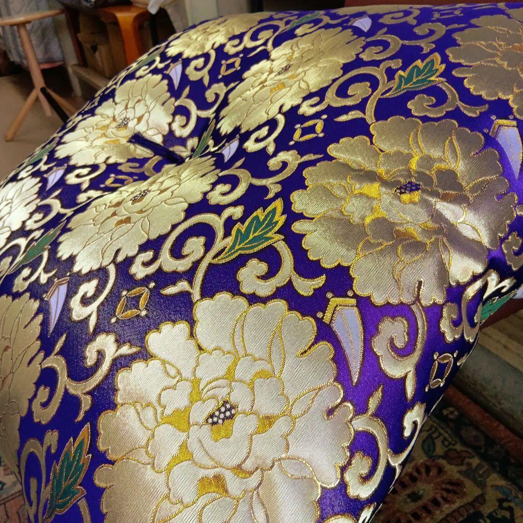 紫色の花柄刺繍座布団