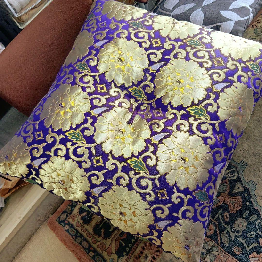 紫色の花柄刺繍座布団