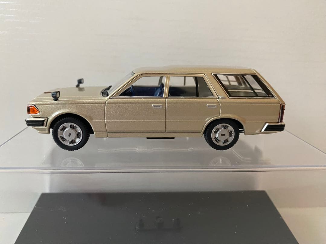 DISM 1/43 Y30 セドリックバン 後期型 1995