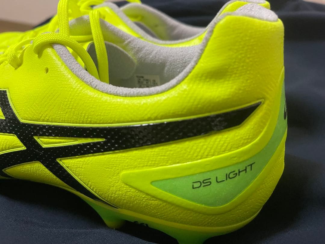 asics サッカーシューズ ネオンイエロー