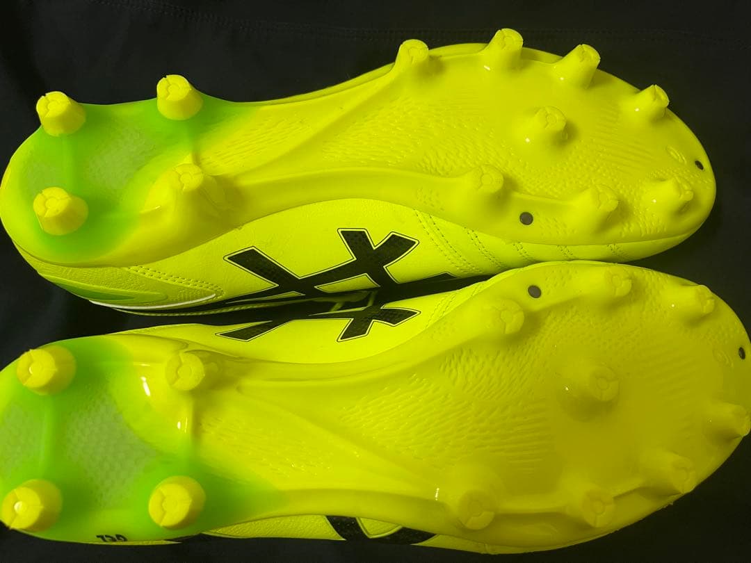 asics サッカーシューズ ネオンイエロー