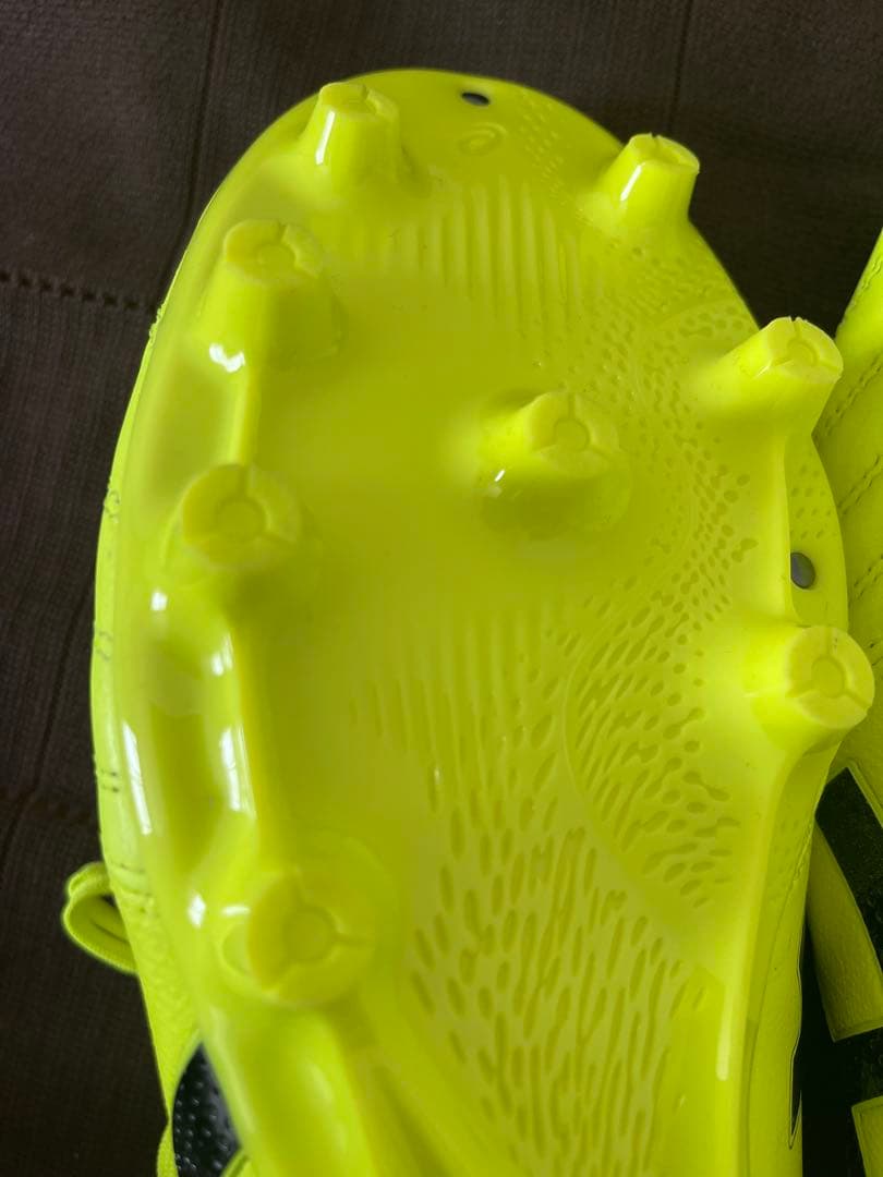 asics サッカーシューズ ネオンイエロー
