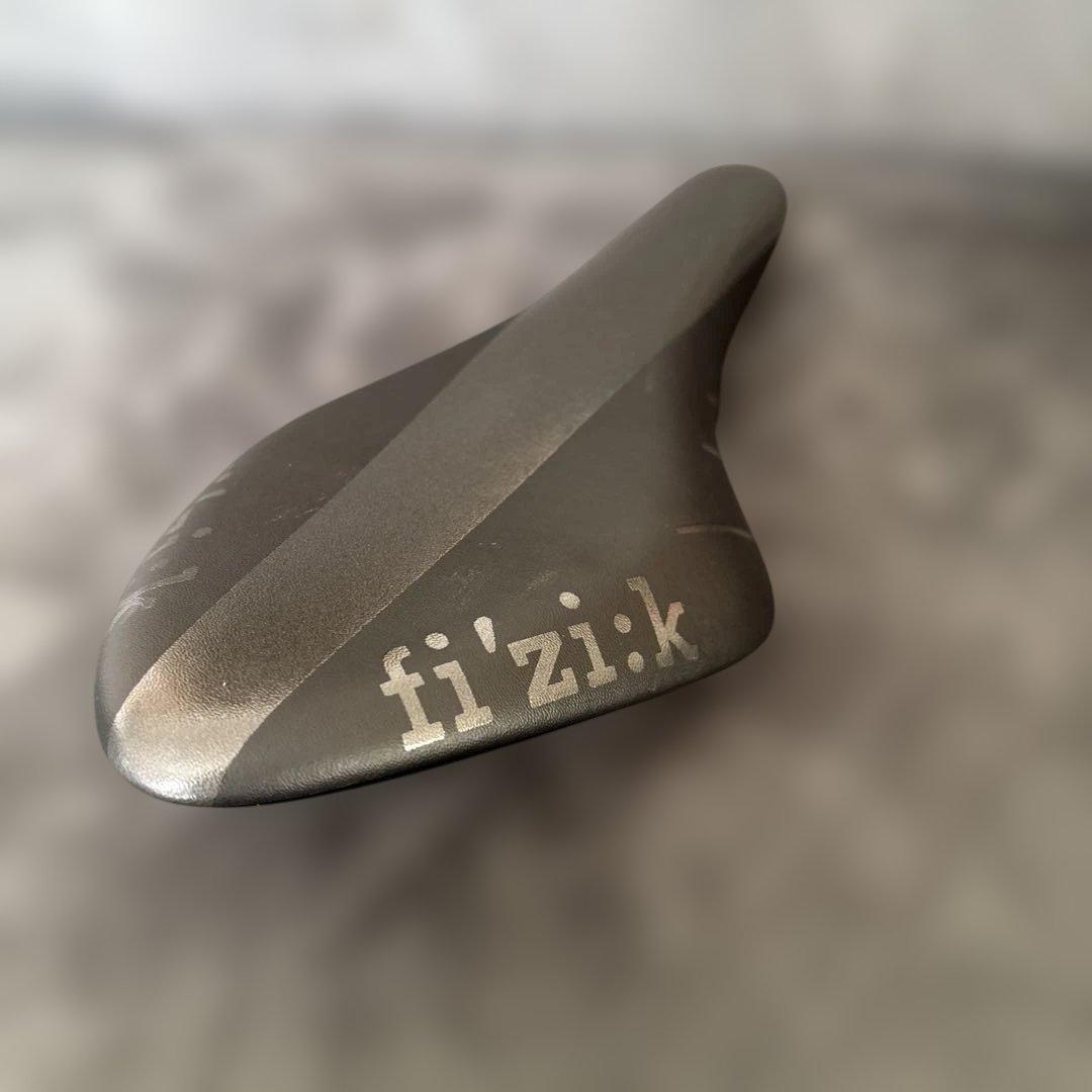 FIZIK フィジーク　ARIONE R7 サドル　と　ボトルホルダー