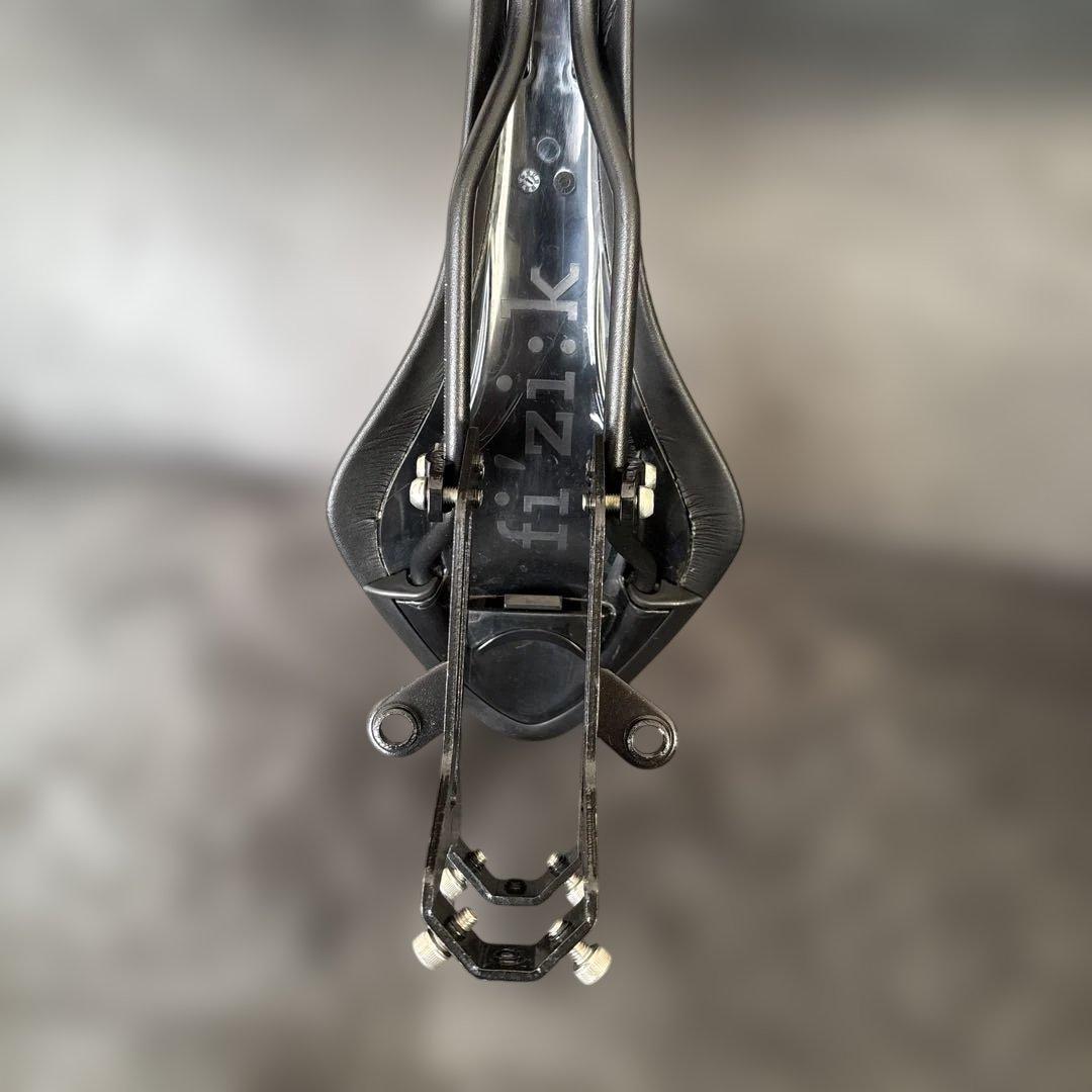 FIZIK フィジーク　ARIONE R7 サドル　と　ボトルホルダー