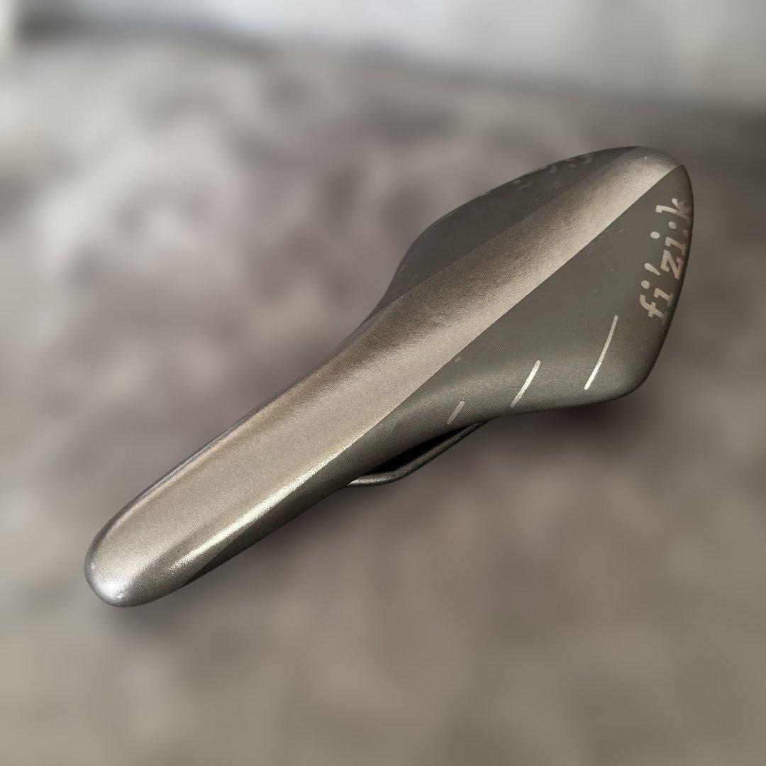 FIZIK フィジーク　ARIONE R7 サドル　と　ボトルホルダー