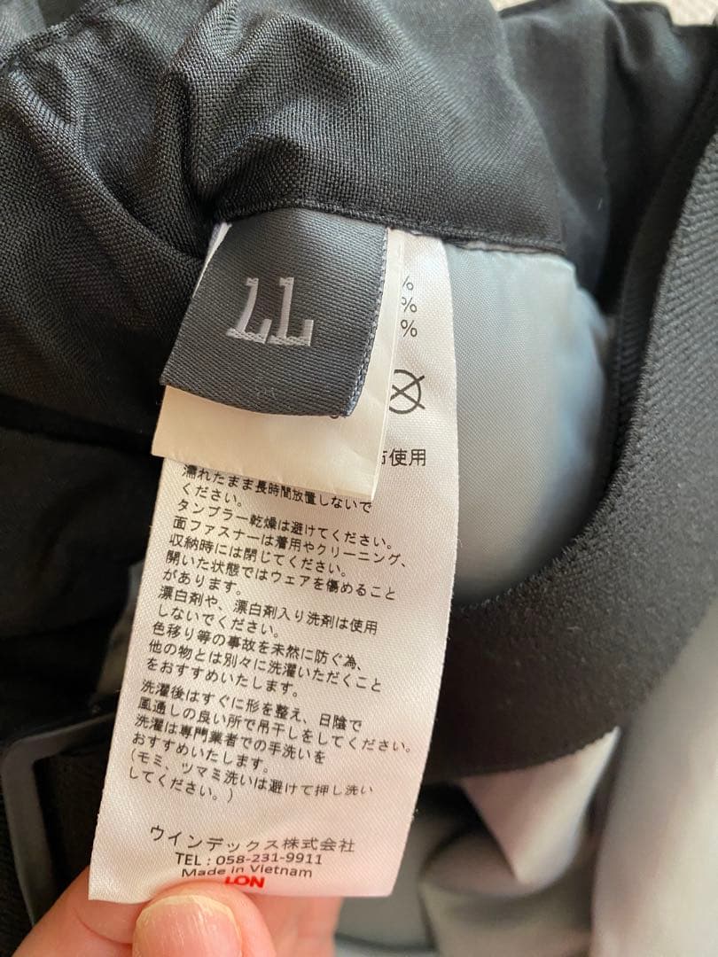 スキーウェア上下セット赤ジャケットと黒パンツ