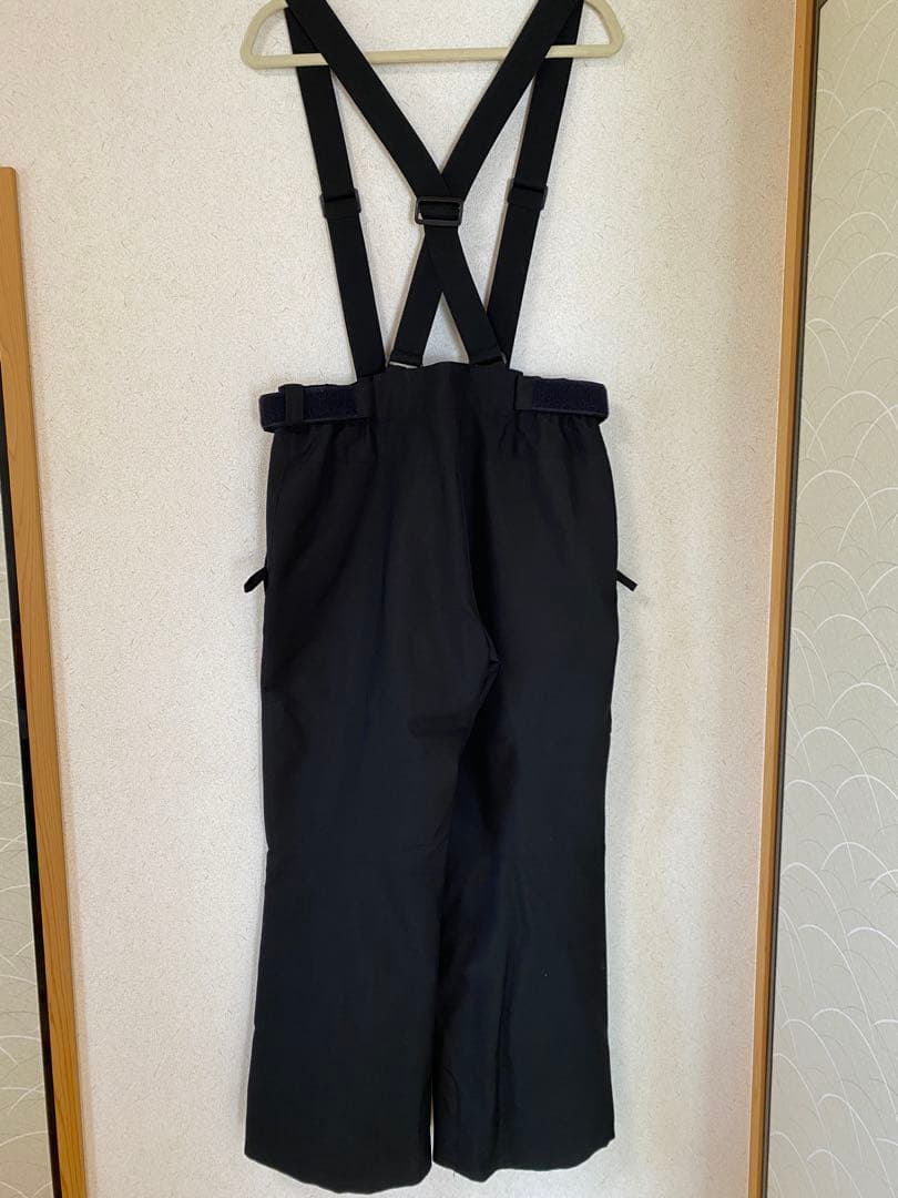 スキーウェア上下セット赤ジャケットと黒パンツ
