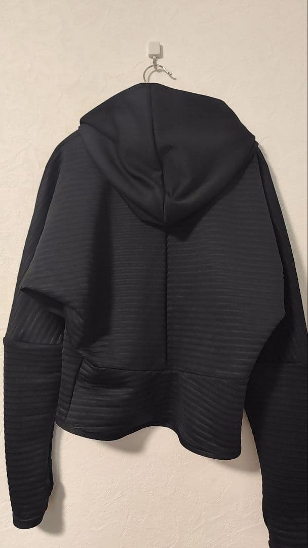【新品】adidas フード付き Lサイズ　黒パーカー　レディース　アディダス