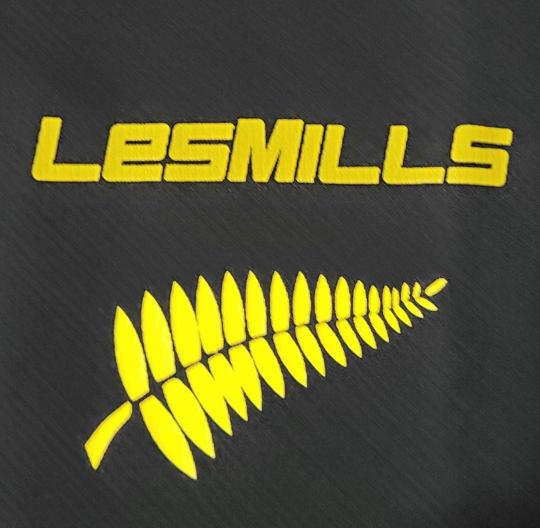 サイン入り　LESMILS(レスミルズ)Tシャツ