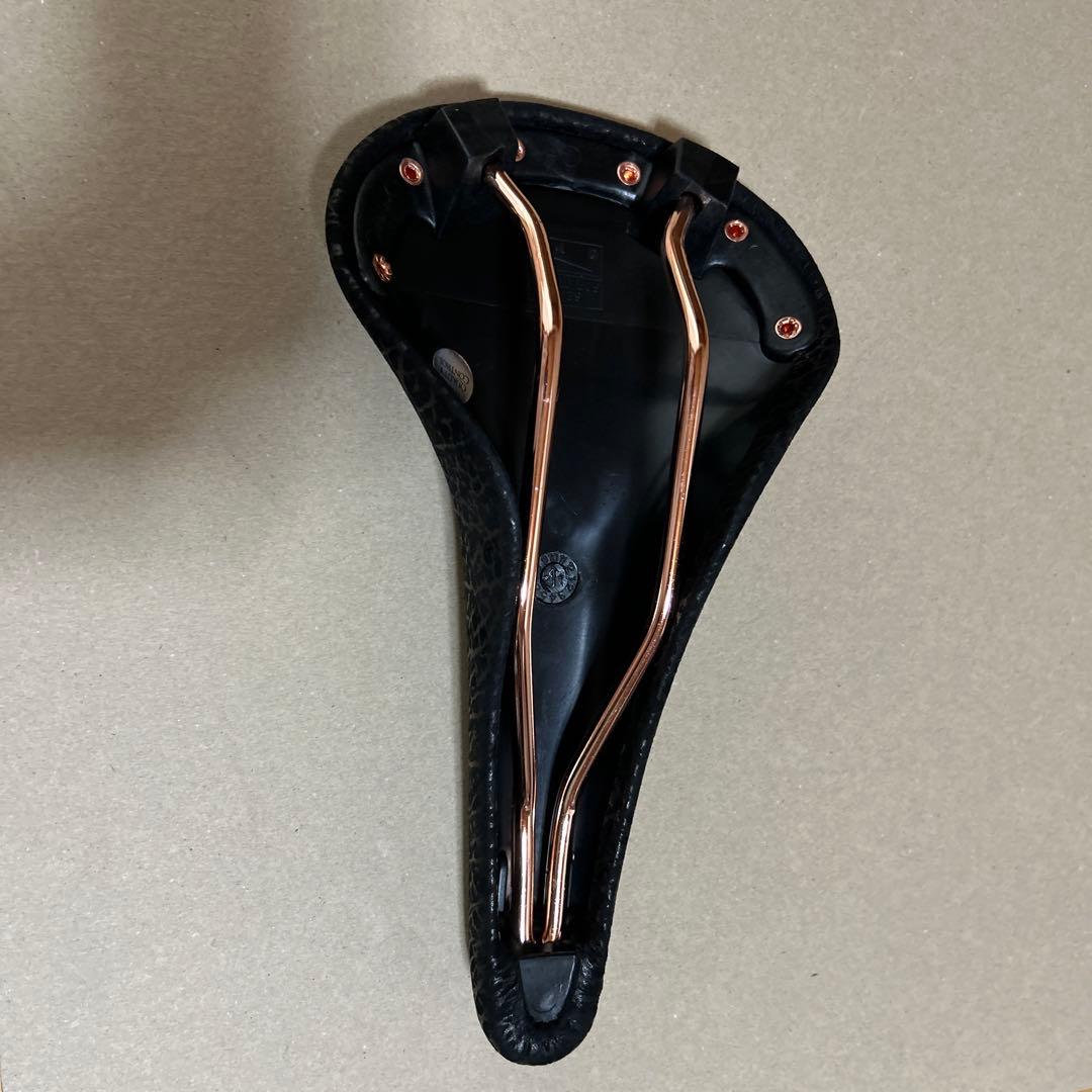 新品 Selle San Marco Regal ブラック 鋲付き　ピストロード