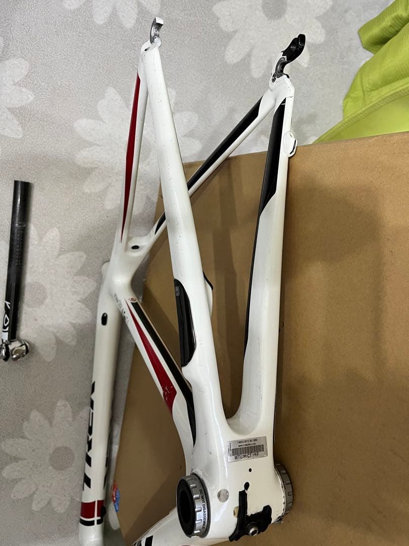 Trek Madone 4.7の自転車フレームセットとシートポストが含まれます。