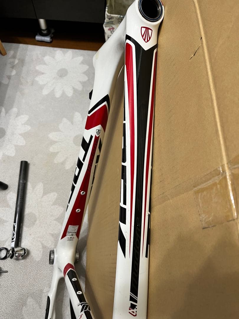 Trek Madone 4.7の自転車フレームセットとシートポストが含まれます。