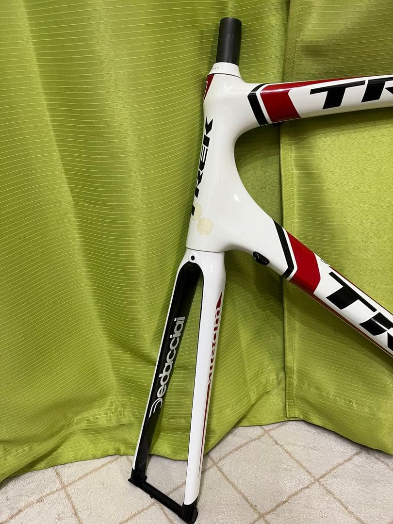 Trek Madone 4.7の自転車フレームセットとシートポストが含まれます。